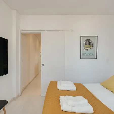 Hostwise - Stylish Flat Near Bica Elevator * Lisboa