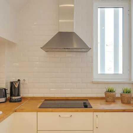 Hostwise - Stylish Flat Near Bica Elevator * Lissabon