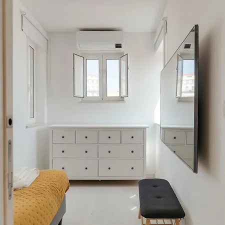 Hostwise - Stylish Flat Near Bica Elevator
