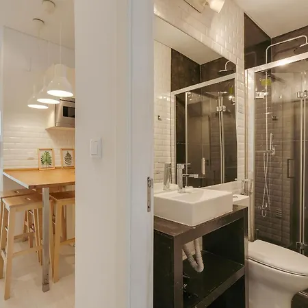 Hostwise - Stylish Flat Near Bica Elevator