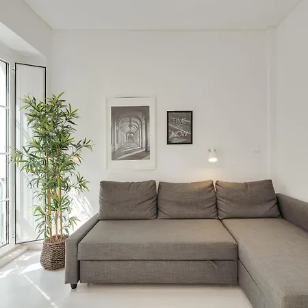 Hostwise - Stylish Flat Near Bica Elevator Apartamento